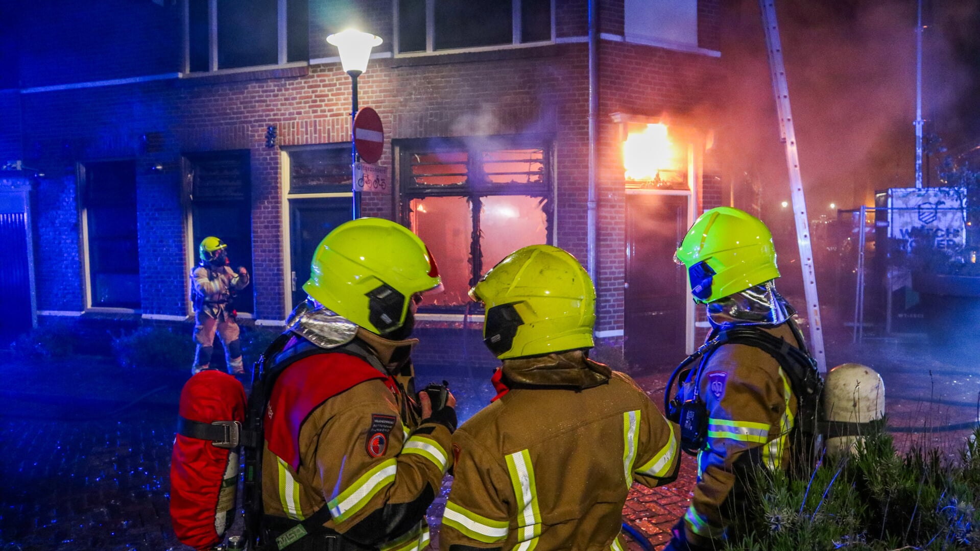 Grote brand bij pand van loodgieter in Vlaardingen na explosie