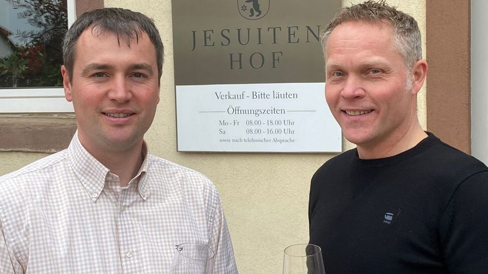 Wijnmaker Moritz Schneider en Hans Steevers van de Druiventuin.