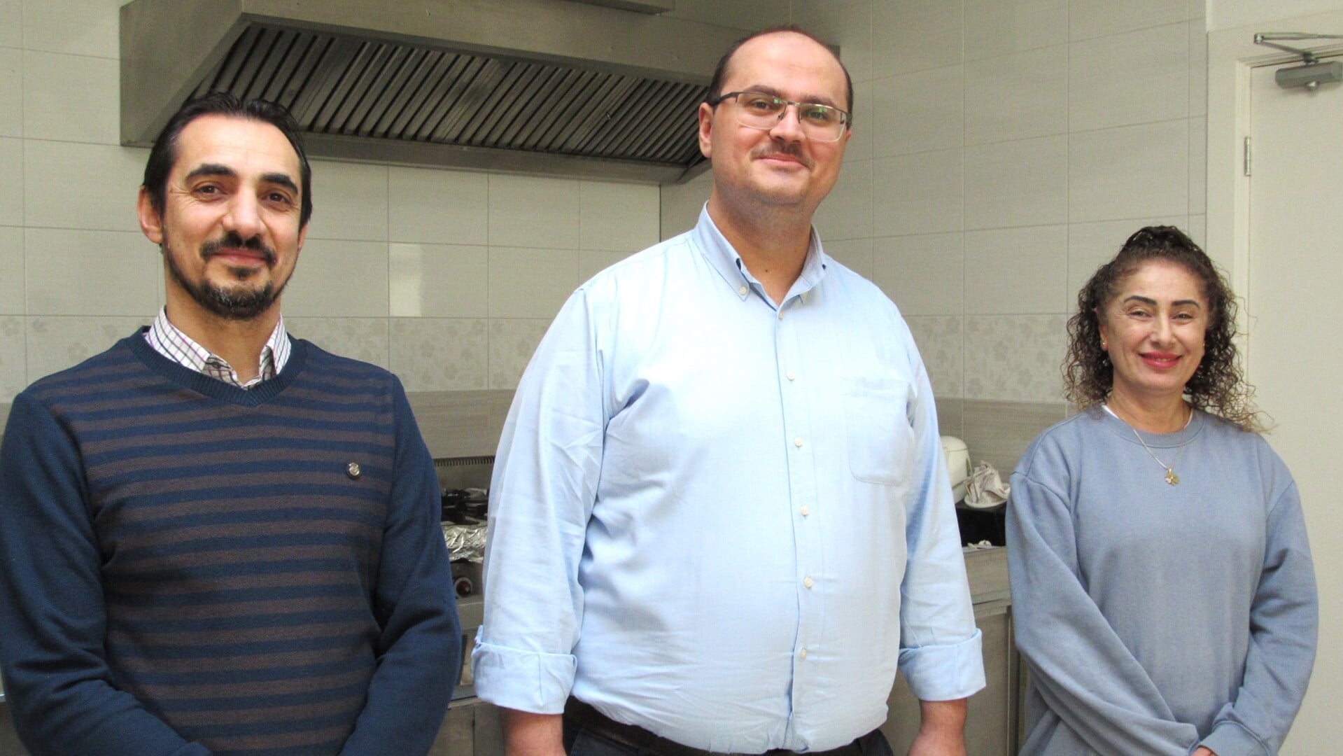 Mehmet Çiçek, imam Mustafa Mercan en Songül van Brakel in de keuken van SICM waar de Iftarmaaltijd gaat worden bereid.