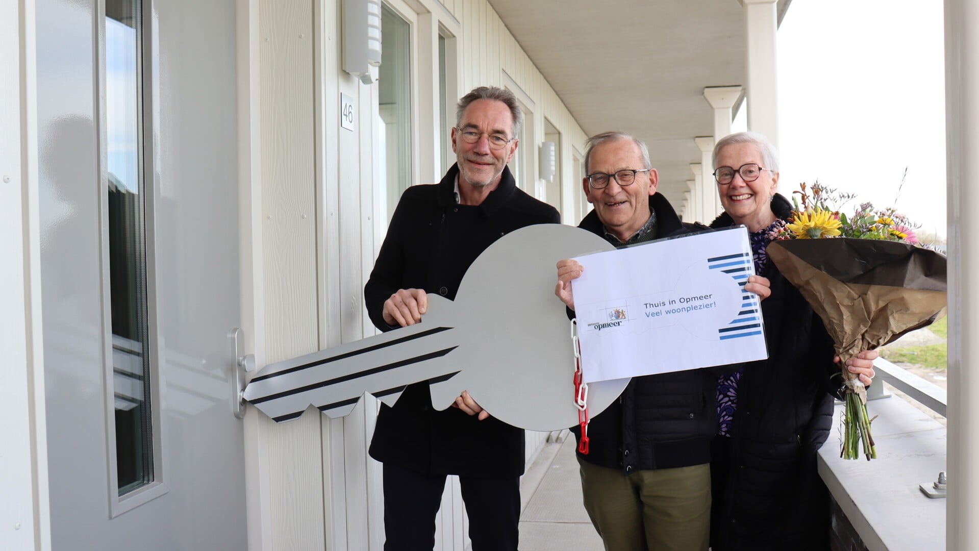 Wethouder Ter Veen overhandigt sleutel aan eerste bewoner van nieuw seniorencomplex in Spanbroek.