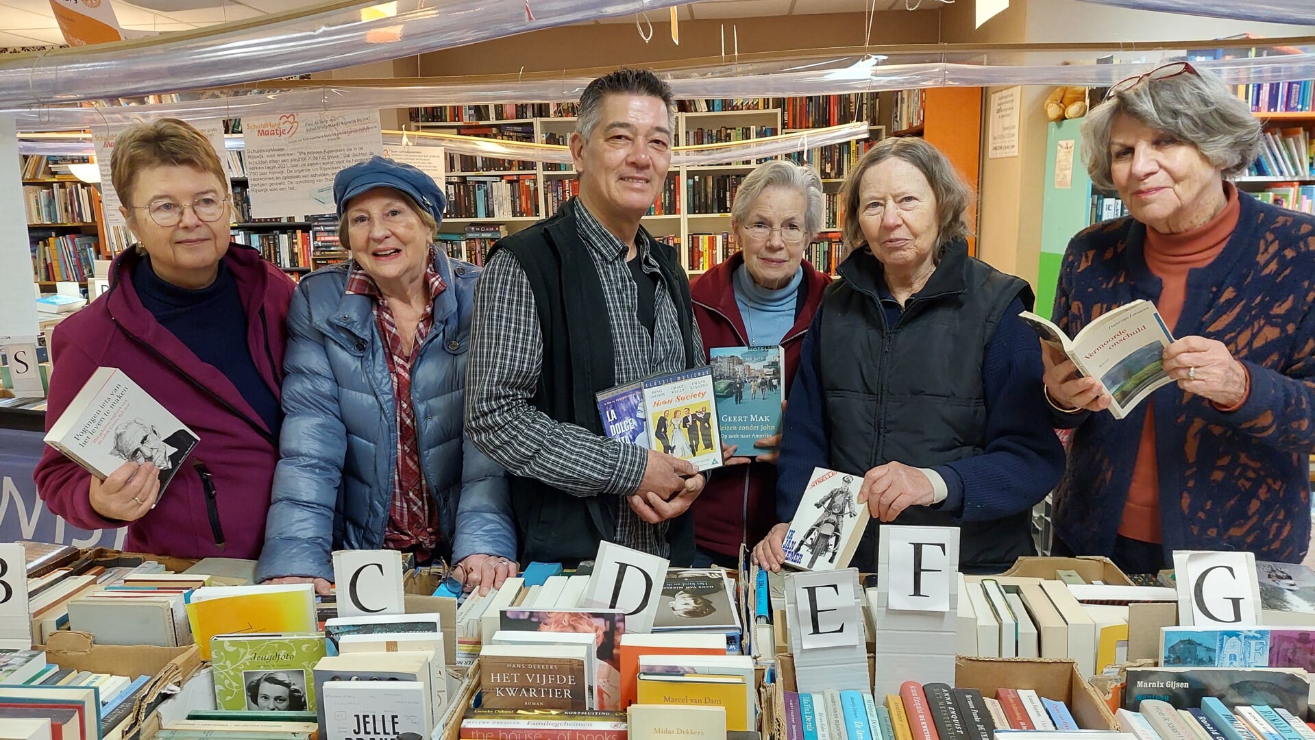 Marja, Carla,John, Corine, Joleen, en Ine, die minstens tweemaal per week zijn te vinden als vrijwilliger op de Rotary Boekenmarkt aan de Kerkstraat 7A.