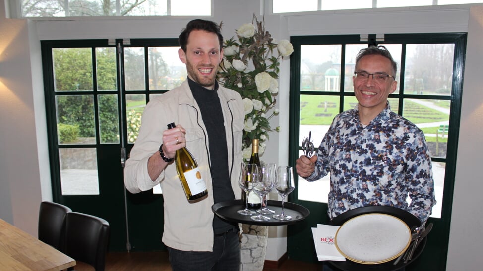 Marc Nuijten (li) van Rotaryclub Boskoop en Ferdi van den Bergh van Stichting Tjeko zijn gastheer tijdens het fundraising diner.