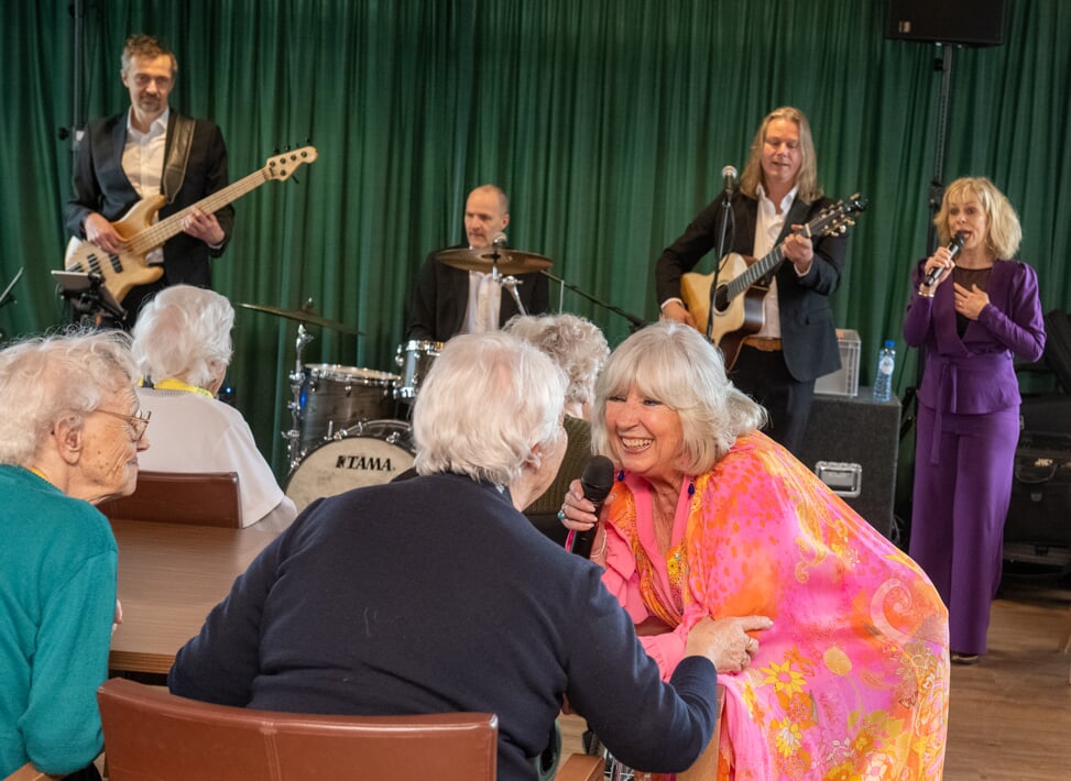 Verrassingsconcert Willeke Alberti voor ouderen in De Oldenburgh en 't Rekerheem