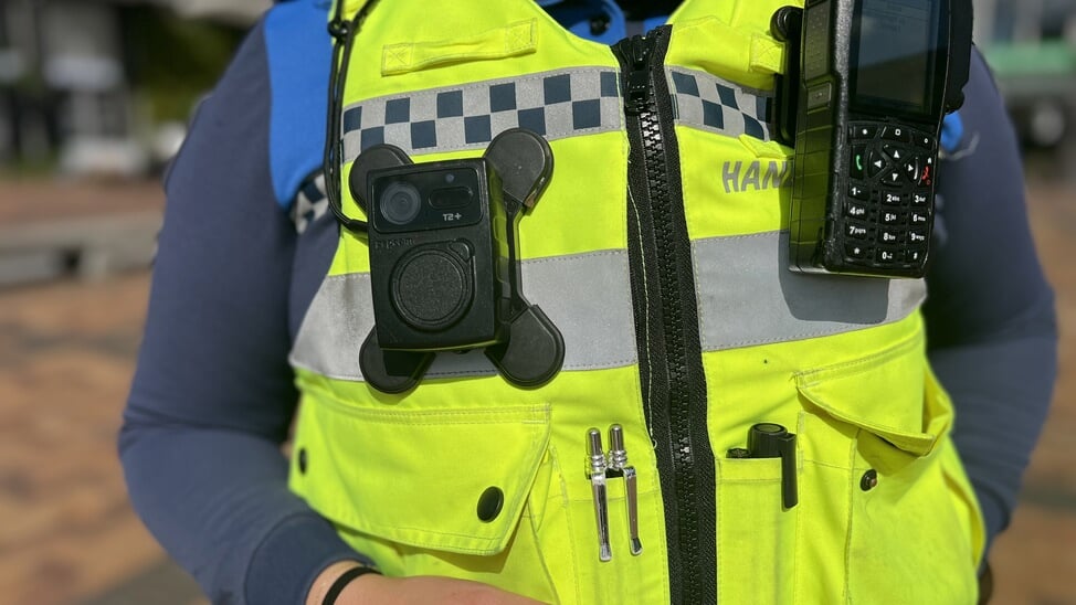 Handhaver met bodycam.