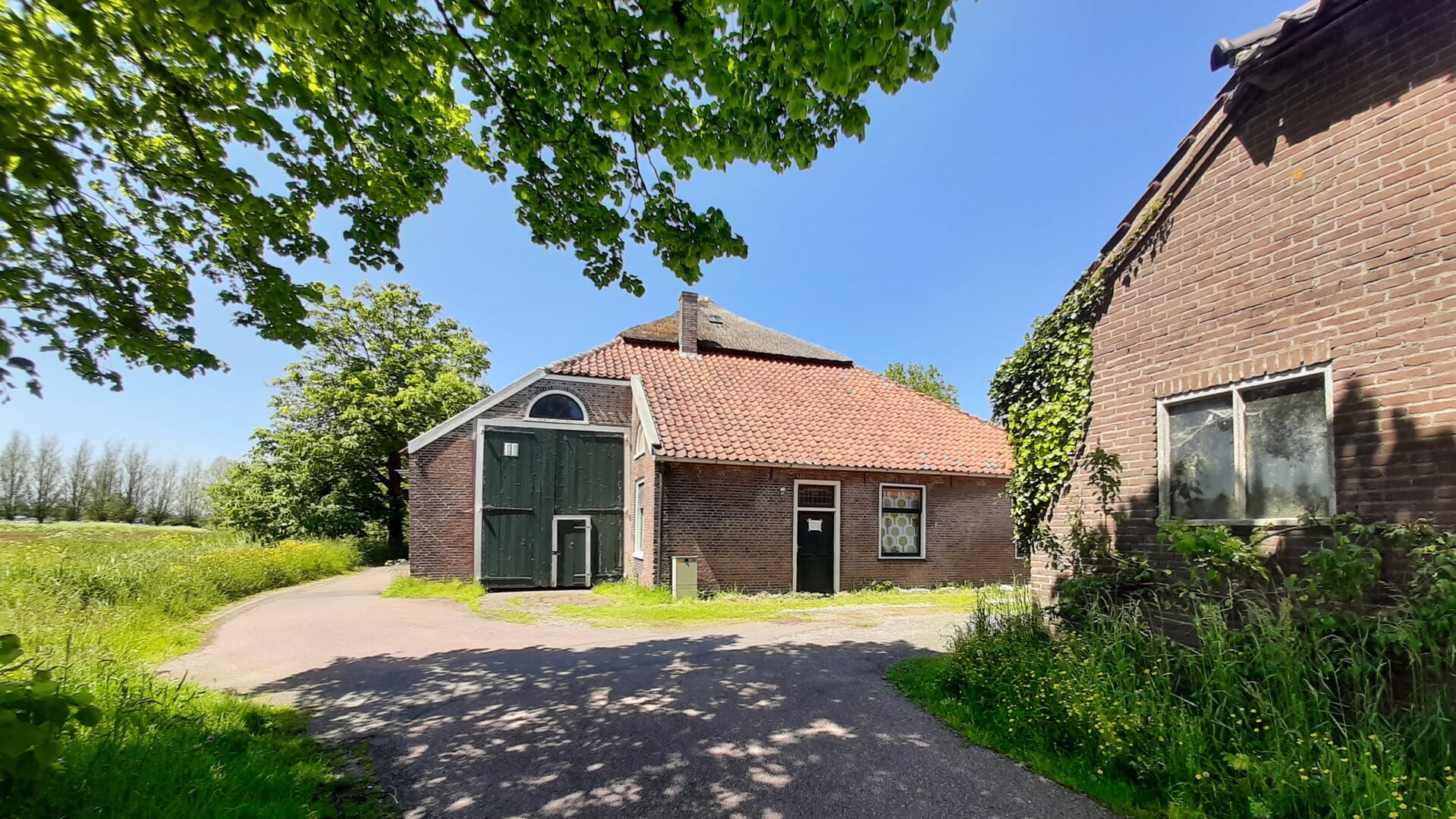 De oude stolpboerderij uit 1850 ligt midden in het weidse polderlandschap van Spaarnwoude Park.