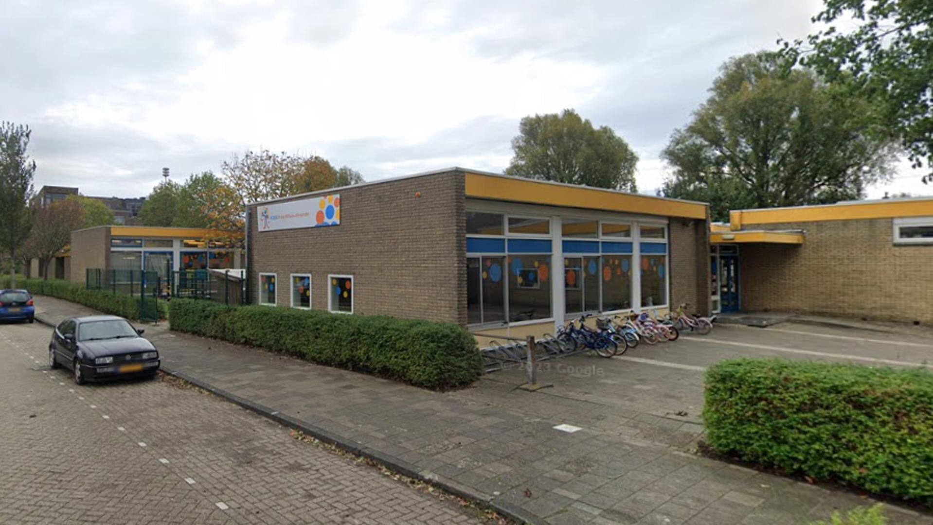 De school opent haar deuren in het gebouw van de Prins Willem Alexanderschool aan de Van Haemstedestraat 28. 