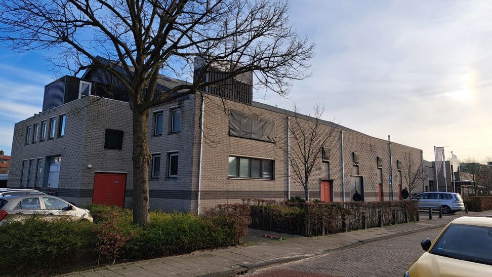 Het nieuwe gebouw, dat onderdak biedt aan zowel verenigingen als scholen, verrijst op de locatie van de huidige Veiling in Poeldijk.