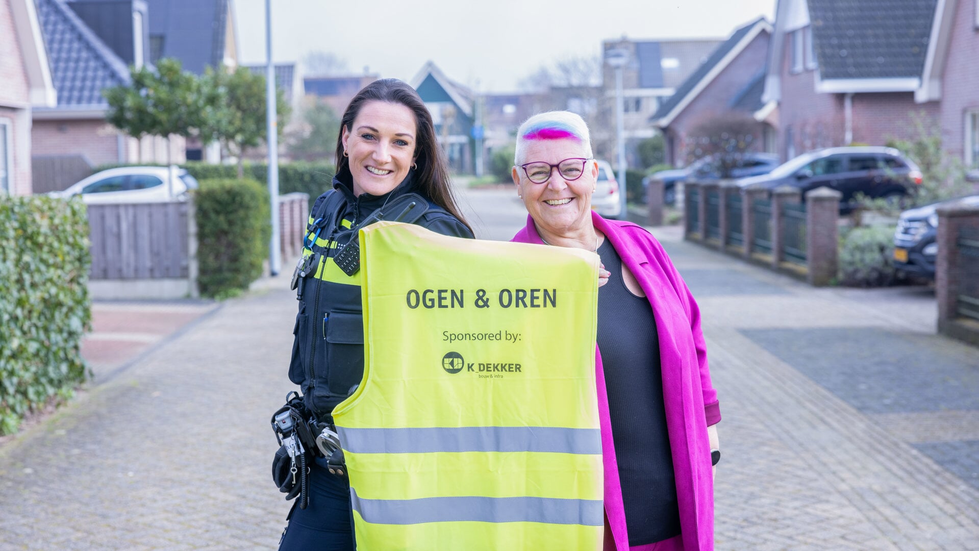 Wijkagent Daphne Hofmans en raadslid Karin van der Vliet blazen het Ogen en Oren-project nieuw leven in.