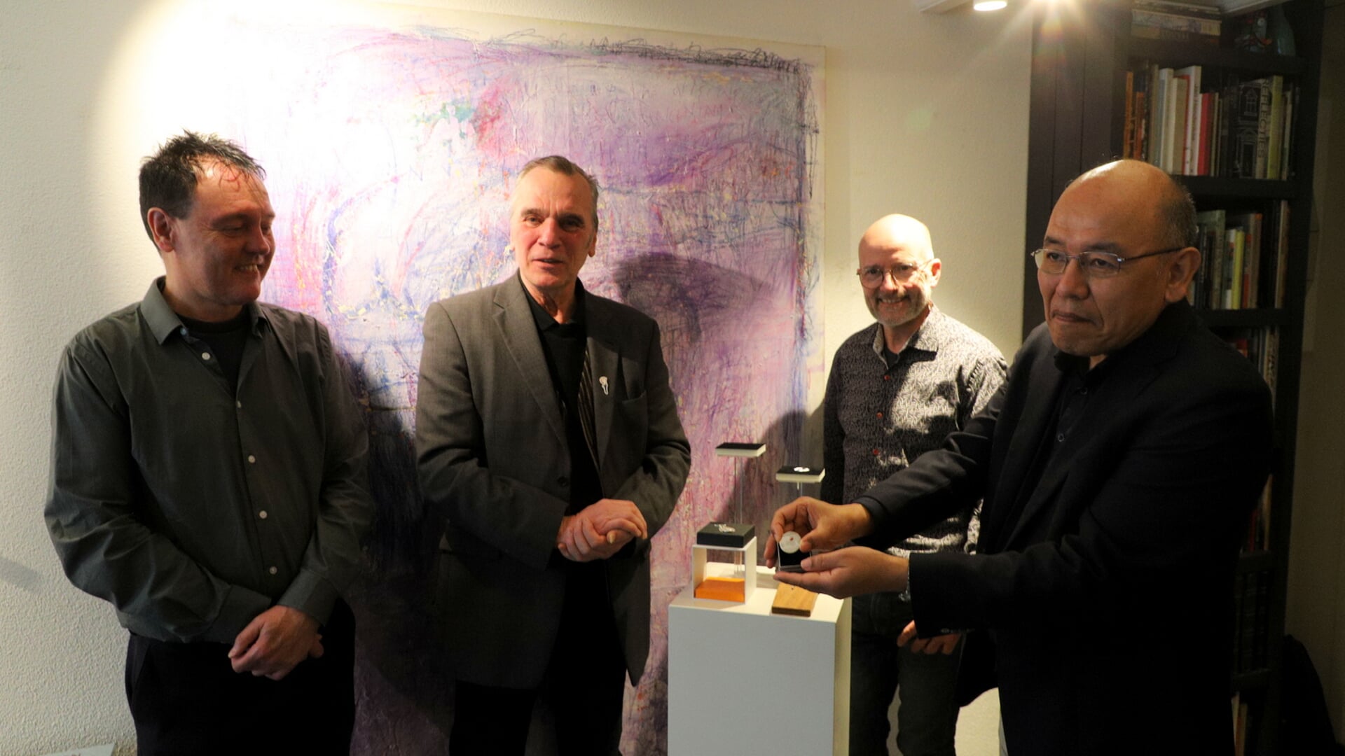 v.l.n.r. Bestuur stichting  KUNSTketen; Har Gallery Hensgens, Peter de Jong en goudsmid Werner Nijman, ICT directeur Wangpo Tethong 