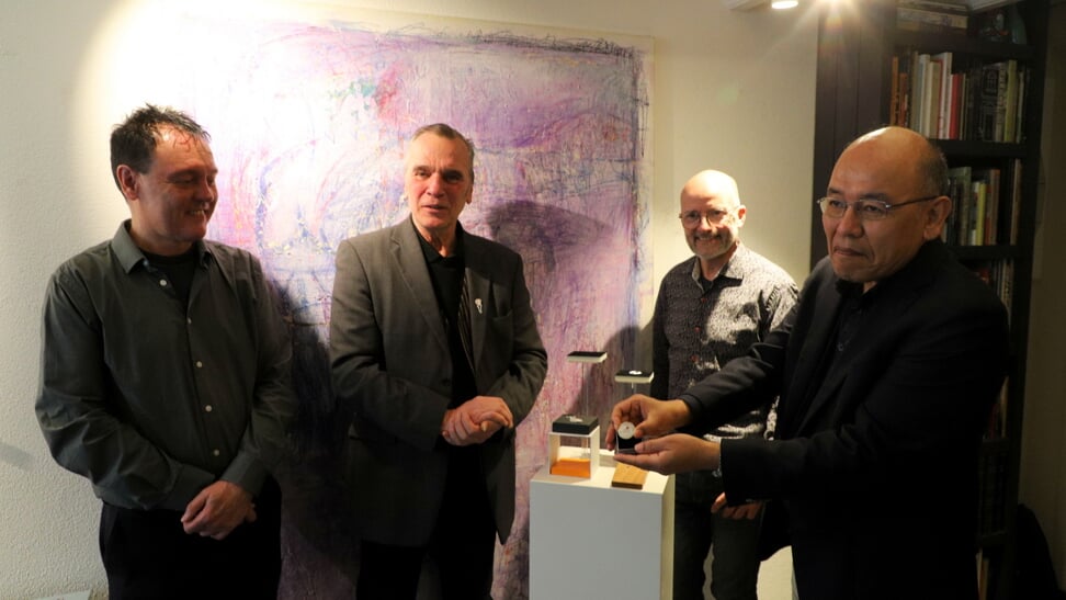 v.l.n.r. Bestuur stichting  KUNSTketen; Har Gallery Hensgens, Peter de Jong en goudsmid Werner Nijman, ICT directeur Wangpo Tethong 