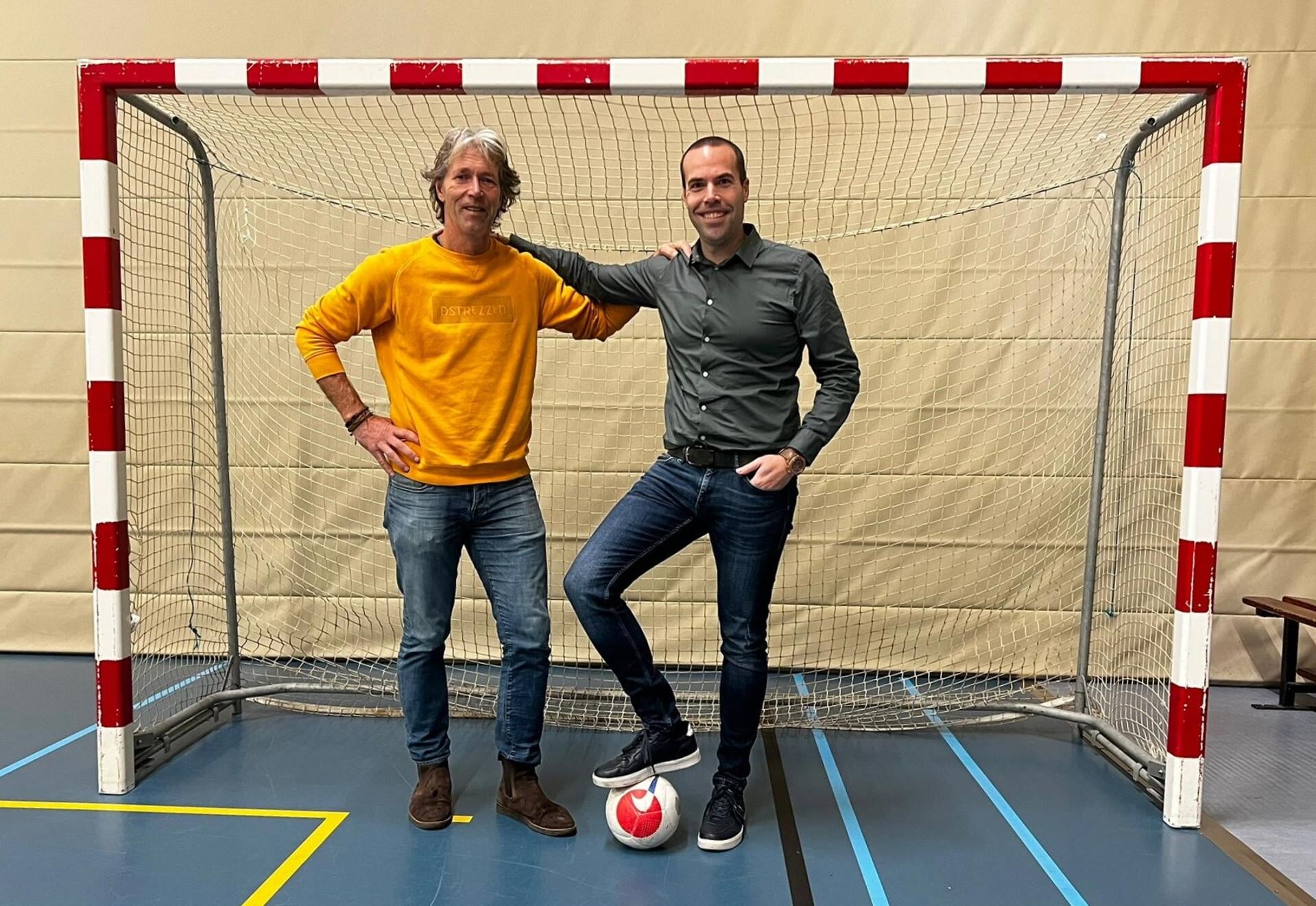 Links (gele trui): René van Dijk; rechts: Jeffrey Persoon.