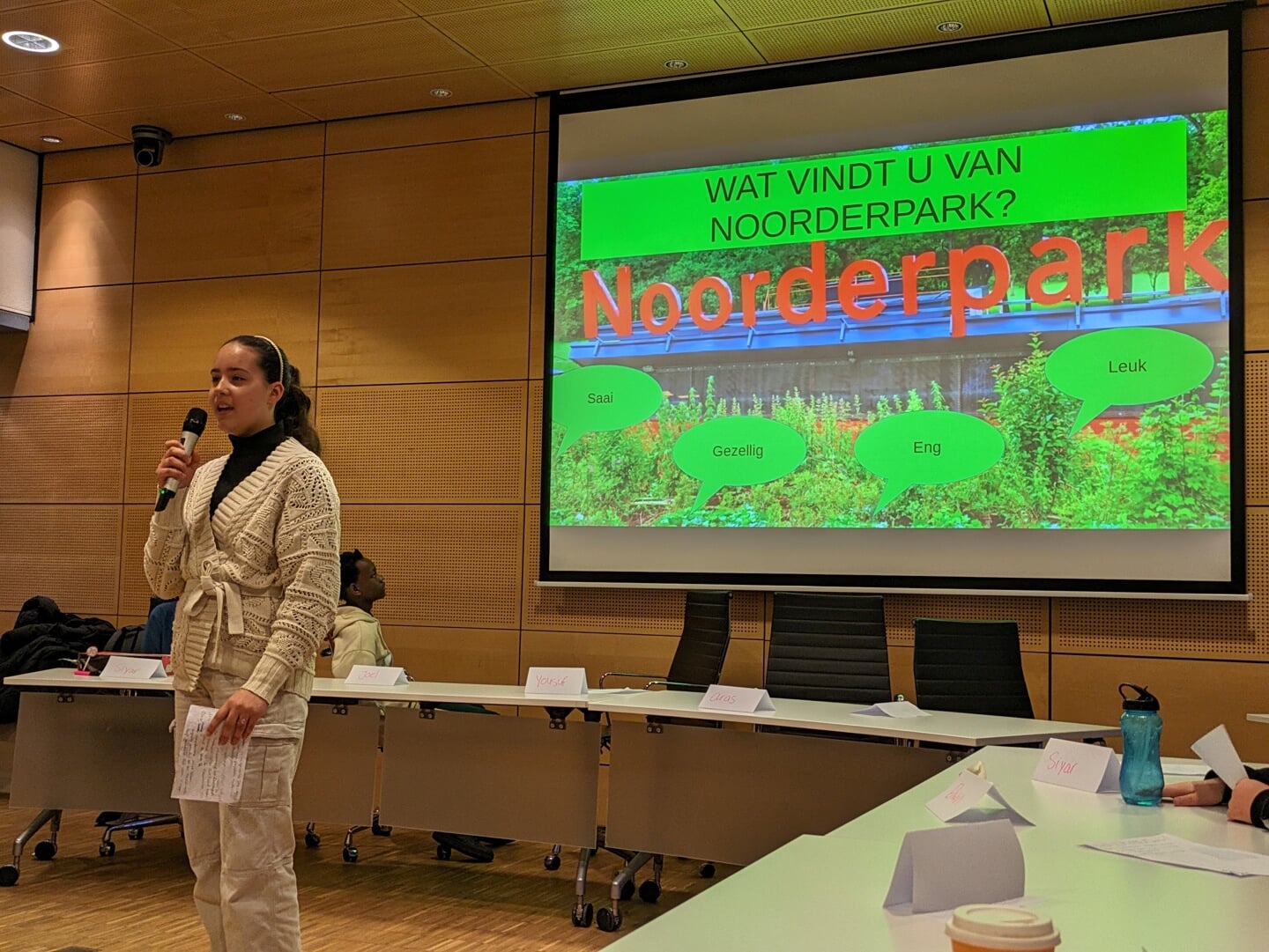 Presentatie door Naama over milieu; het Noorderpark. 