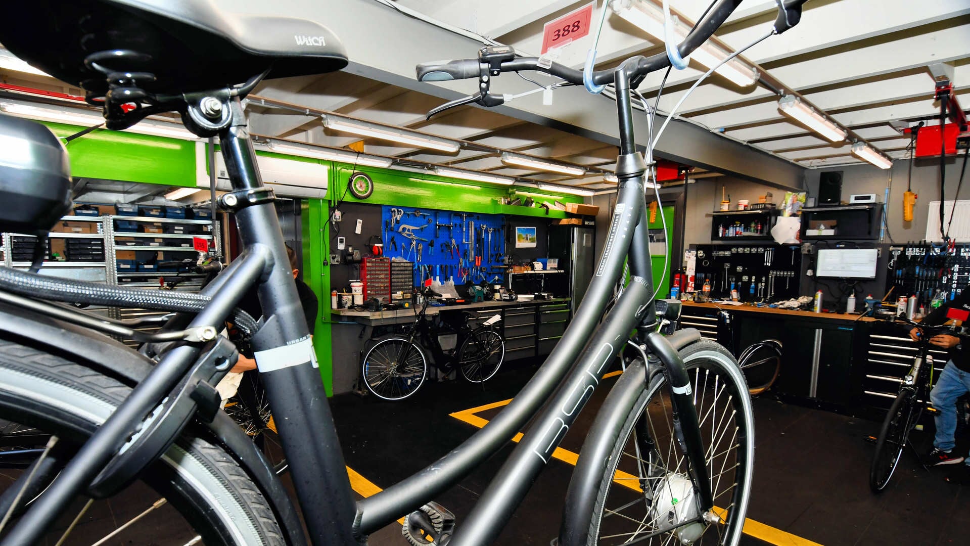 Kijkje in een van de werkplaatsen van Fiets.com waar je E-Bike weer in tiptop conditie wordt gebracht. 