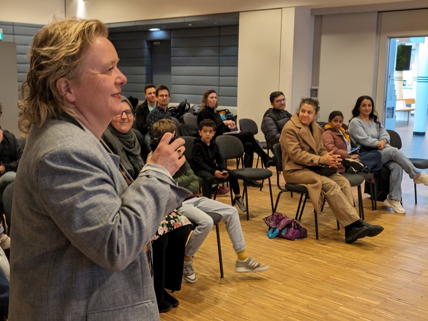 Introductie door stadsdeelbestuurder Esther Lagendijk met deel van aanwezige ouders en verzorgers. 