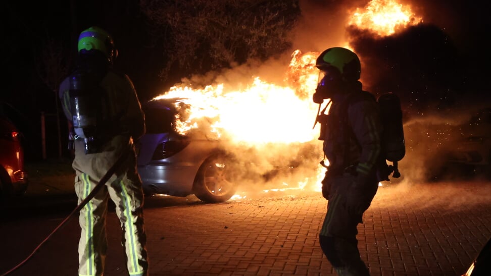 Personenauto gaat in vlammen op Scheppingstraat Den Haag