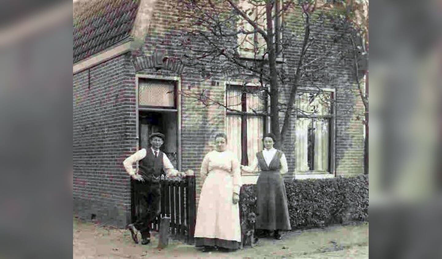Rechts Maartje, links van haar het echtpaar Schipper in Heemskerk waar zij 'in de kost' was.