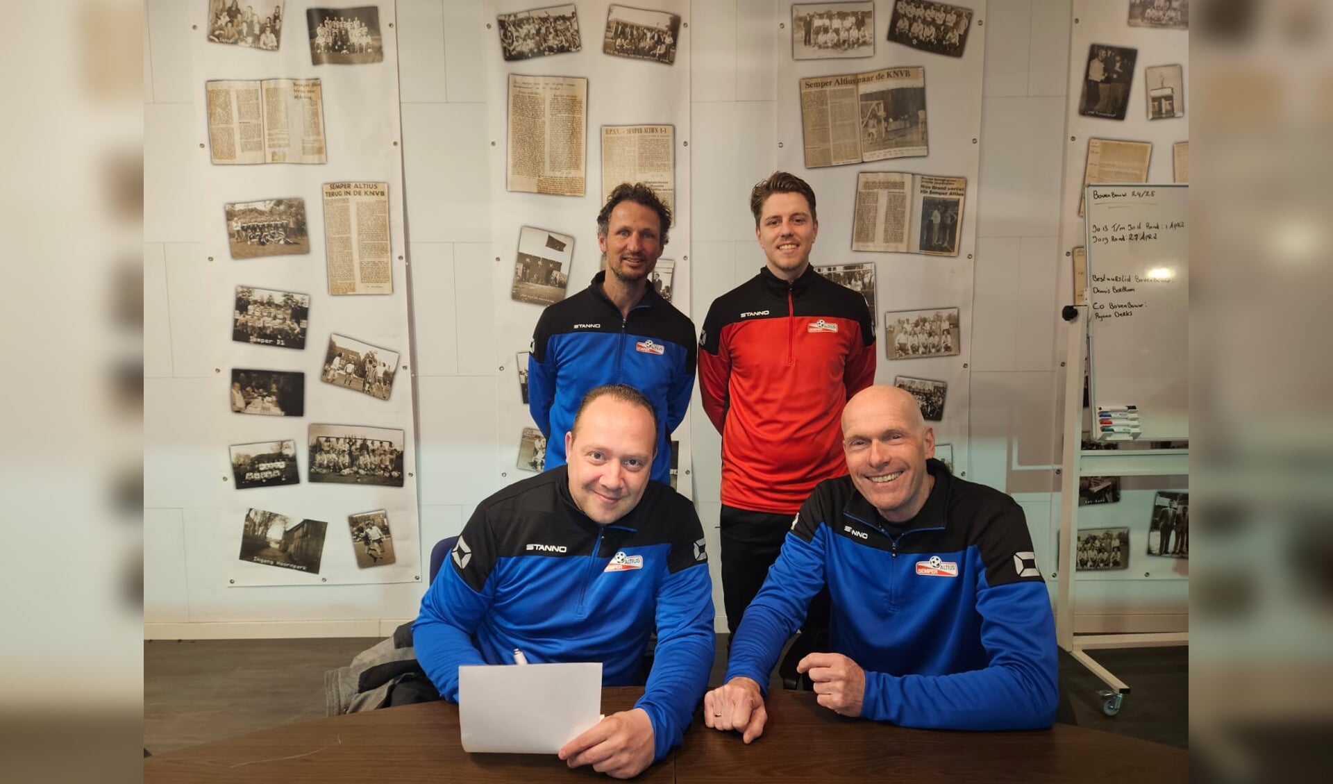 Patrick tekent zijn contract onder het toezend oog van Rob van Dommelen, Fabian Boelhouwer en Ryano Derks.