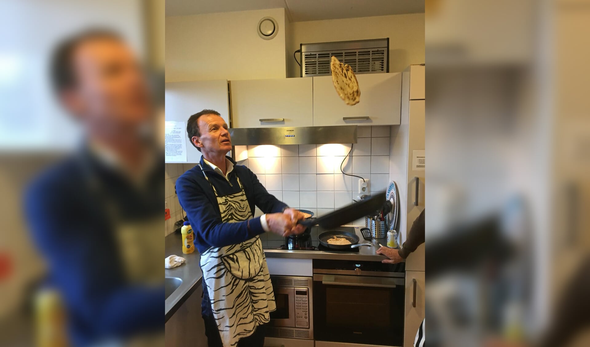 Een van de leden van de organiserende Rotaryclubs bakt pannenkoeken in Westerhonk.