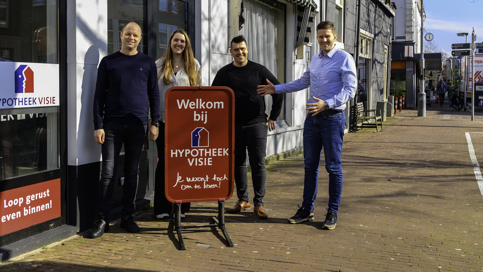 Het team van Hypotheek Visie Purmerend nodigt je uit langs te komen. V.l.n.r.: Sander Volger, Samantha de Graaf, Wesley Meester en Tim Beentjes.