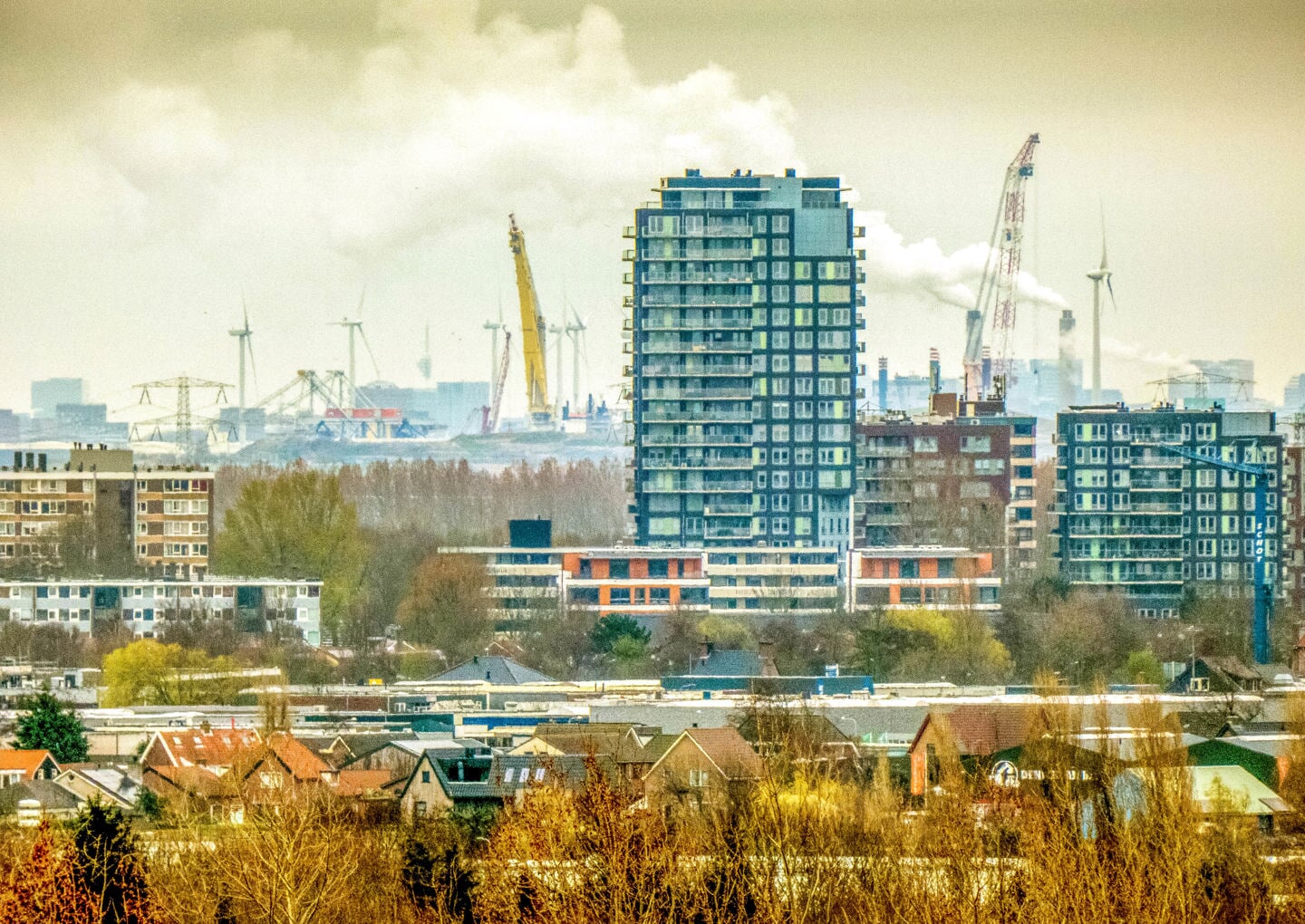 Beverwijk, met op de achtergrond de havens van Amsterdam, is met een verrekijker op deze wijze op het hoogste punt te ontdekken.