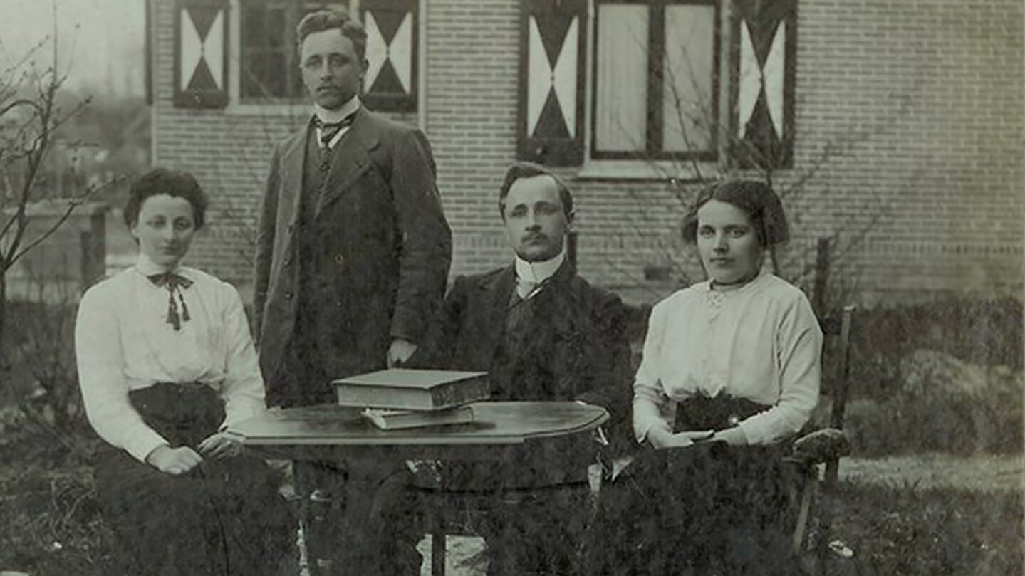 Van links naar rechts: juffrouw Taams, bovenmeester Pieter van Tuinen, meester Wisse en juffrouw Wisse.