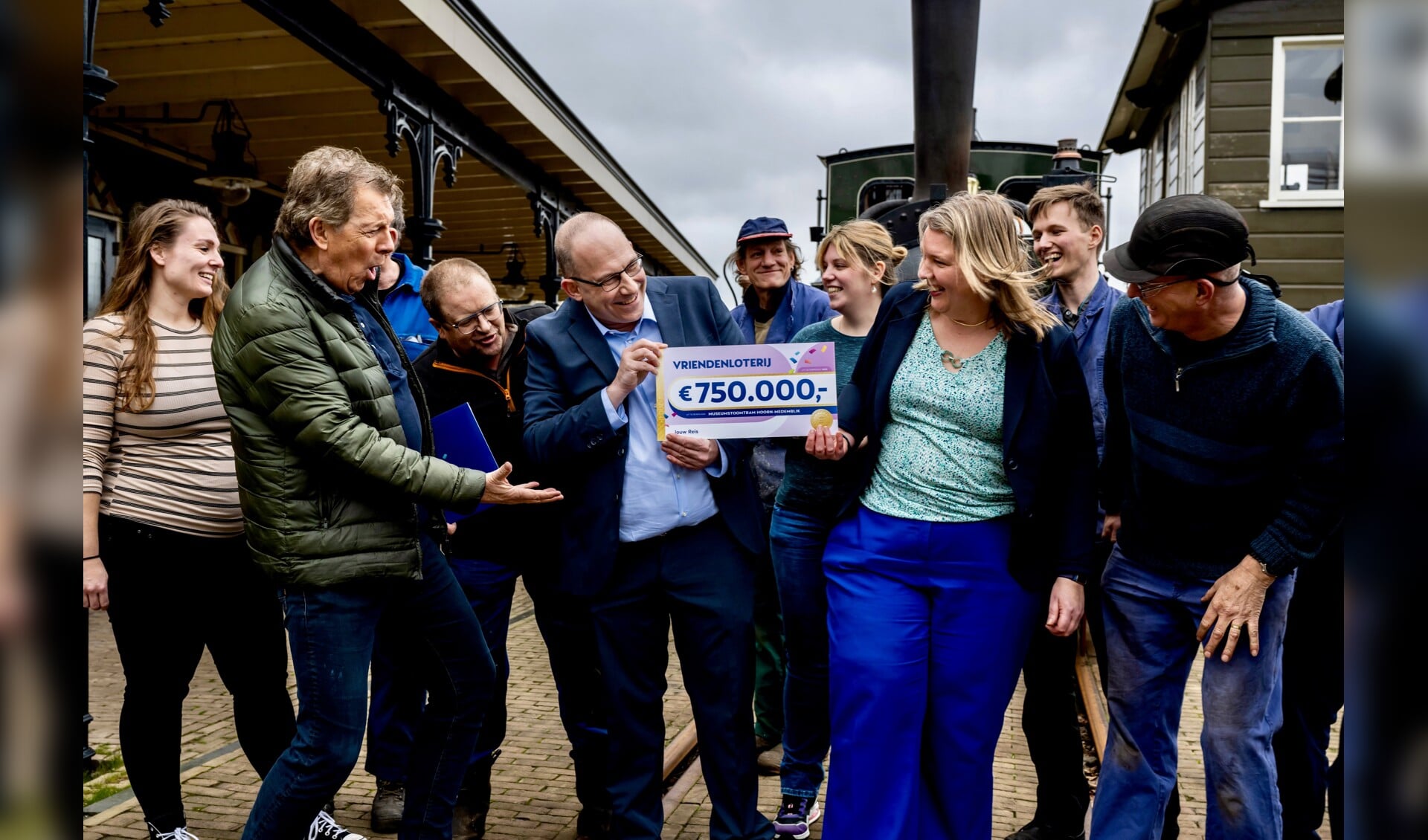 Het grootste rijdende museum van Nederland ontving woensdag 13 maart uit handen van Robert ten Brink een cheque ter waarde van 750.000 euro van de VriendenLoterij voor het project ‘Jouw reis’. 