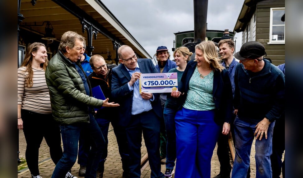 Het grootste rijdende museum van Nederland ontving woensdag 13 maart uit handen van Robert ten Brink een cheque ter waarde van 750.000 euro van de VriendenLoterij voor het project ‘Jouw reis’. 