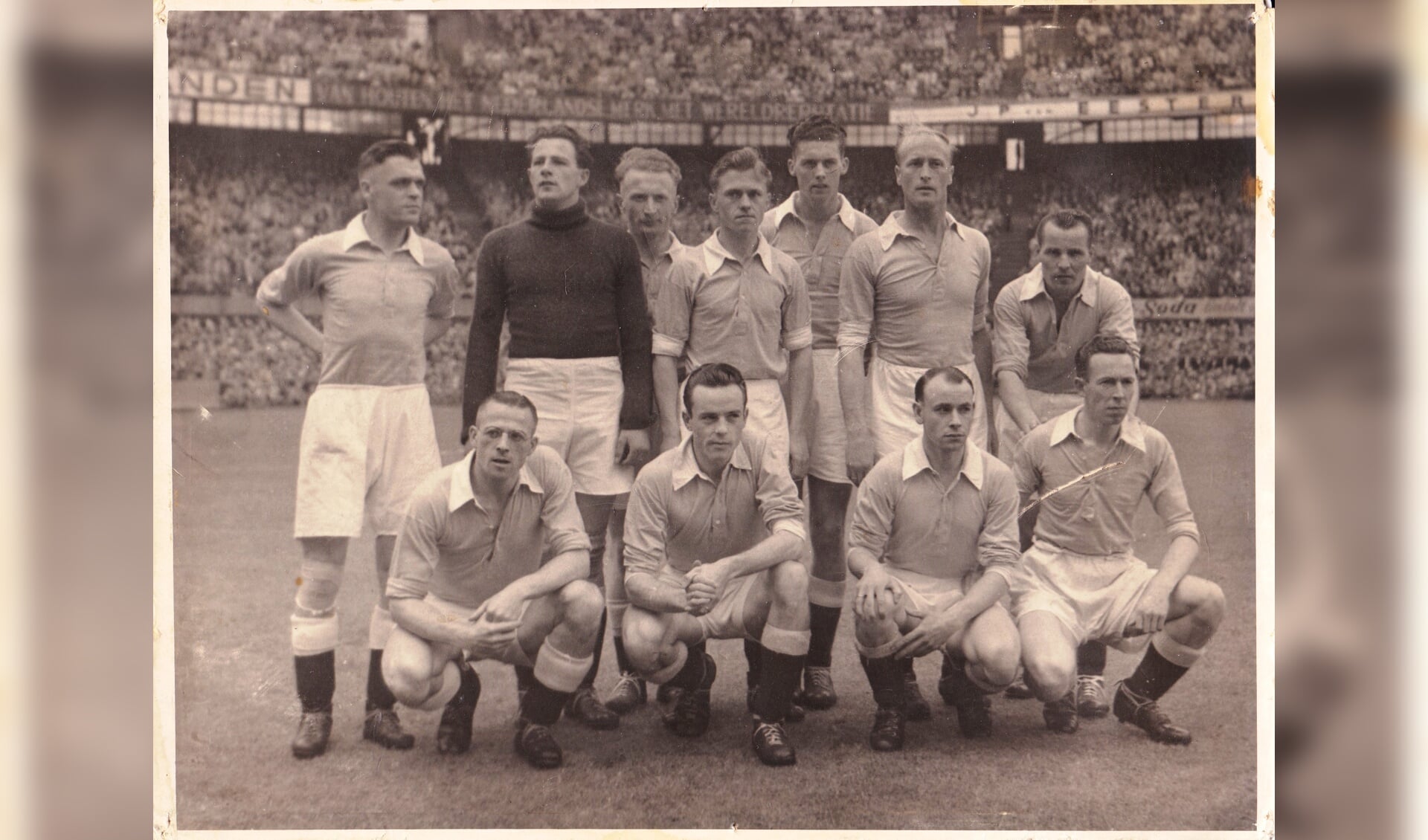 In 1952 werd Hermes DVS in de Kuip na een met 1-2 gewonnen beslissingswedstrijd tegen Sparta kampioen van de eerste klasse en speelde met de vijf andere districtskampioenen om de Nederlandse titel. (Foto: Archief Hermes DVS)