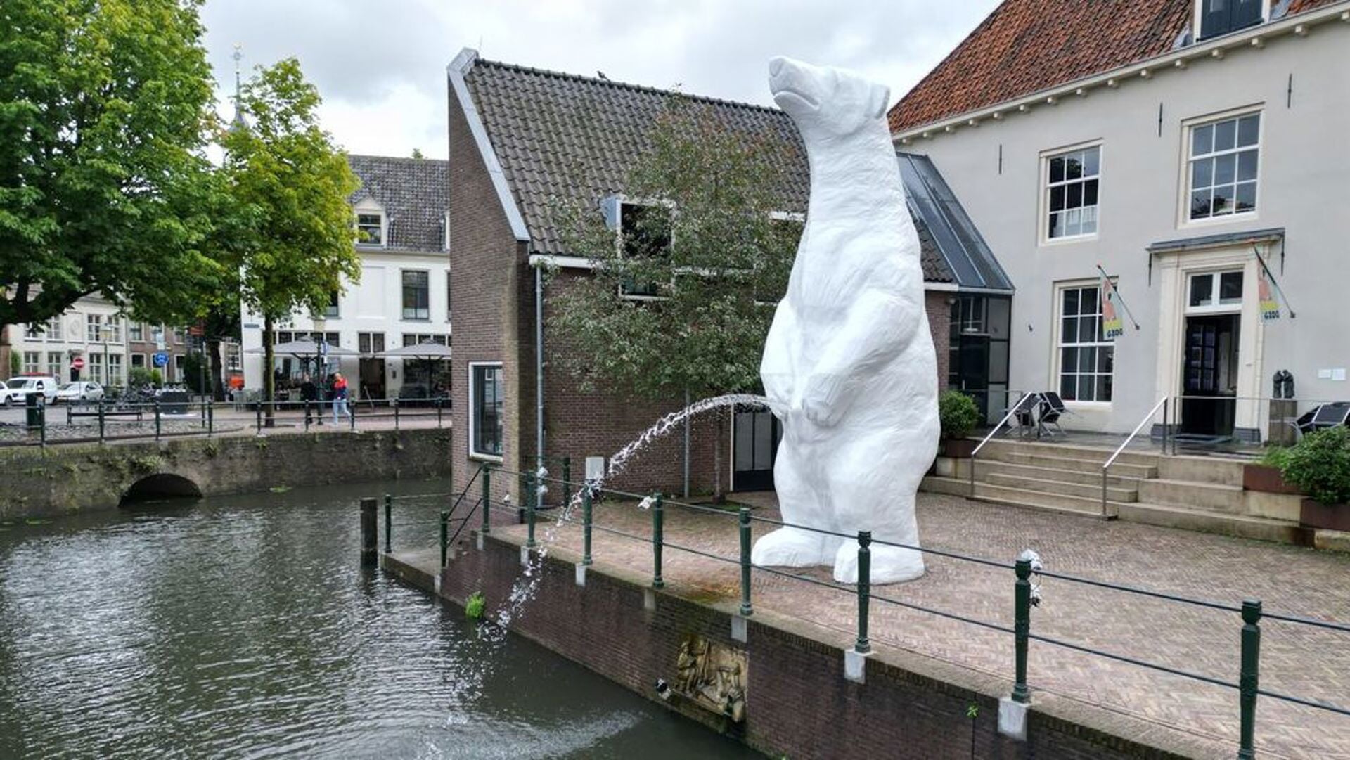Kunstuitleen Alkmaar wil De Plassende IJsbeer naar Alkmaar halen.