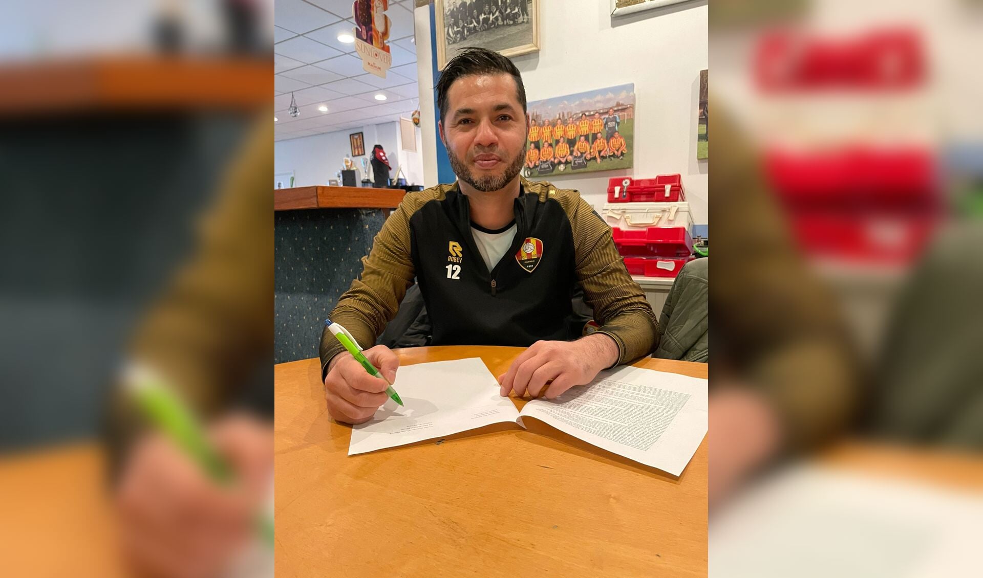 Abdulla Rahimi tekent zijn contract als nieuwe jeugdcoördinator onderbouw bij RVC Celeritas.