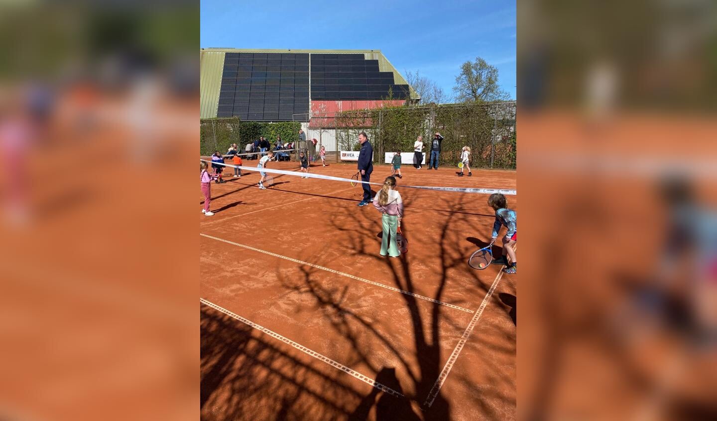 Tennissen in de zon.