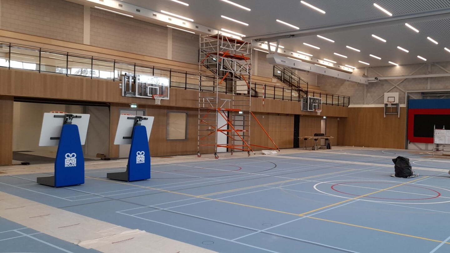 De nieuwe sporthal in de Zuidwijk is bijna klaar. Grootgebruiker SC Twist heeft inmiddels de sleutels en kan aan het inrichten van kantine beginnen. (Foto: RWM)