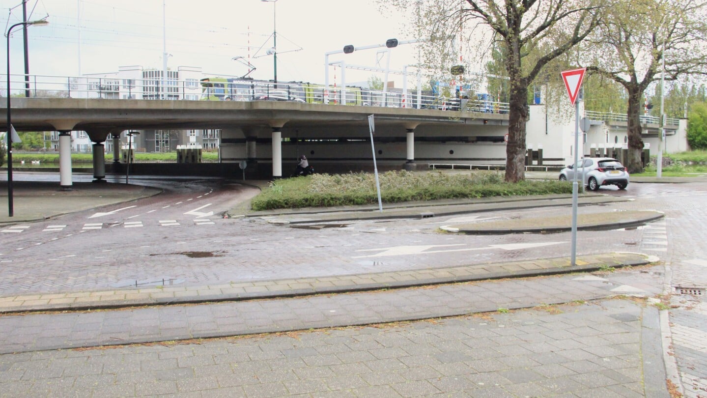 De weg onder de brug is nu niet alleen smal maar ook wordt die gedeeld door de auto en de fiets.