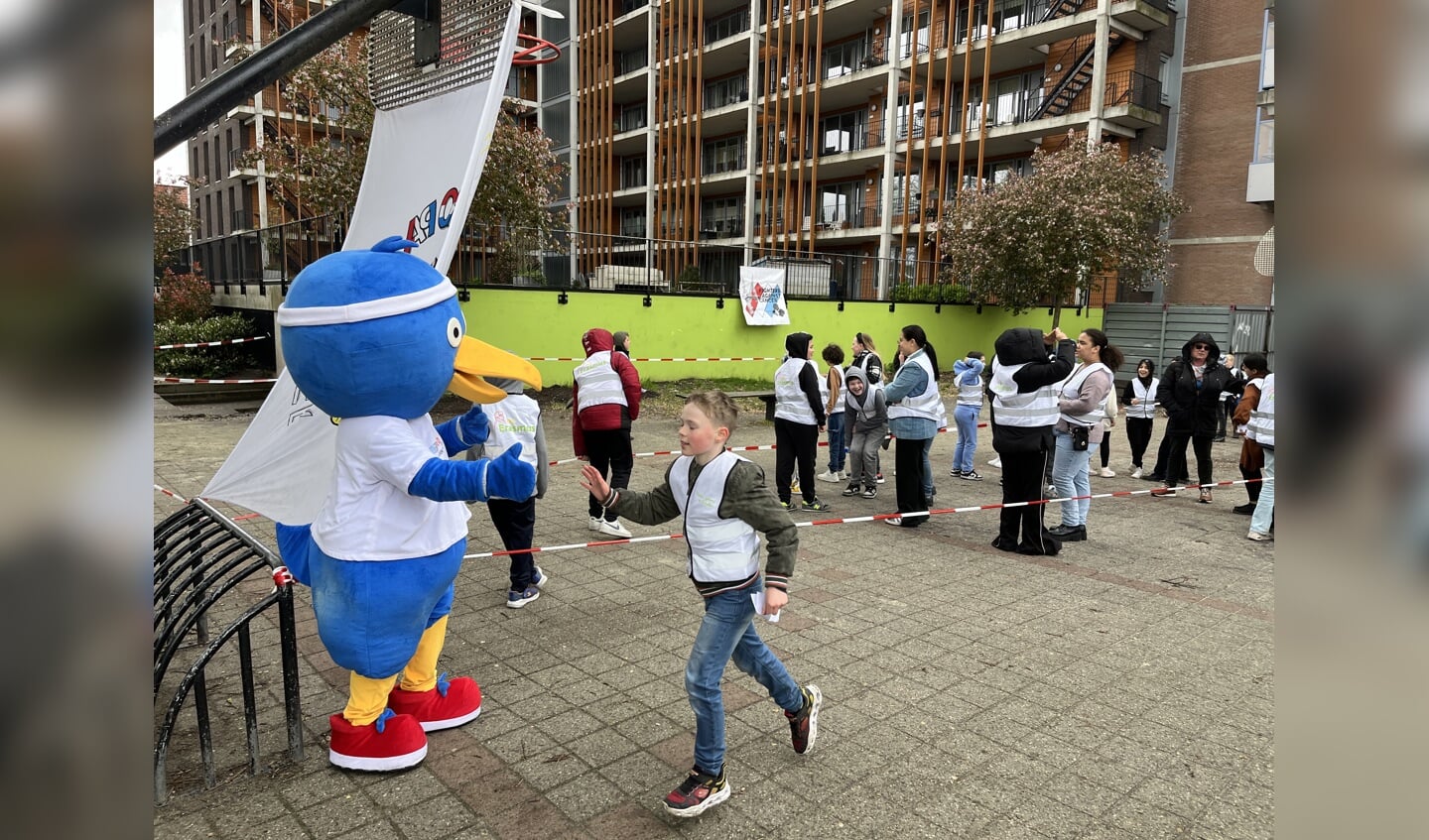 Kinderen IKC Erasmus rennen voor Roparunteam Fighters Against Cancer.