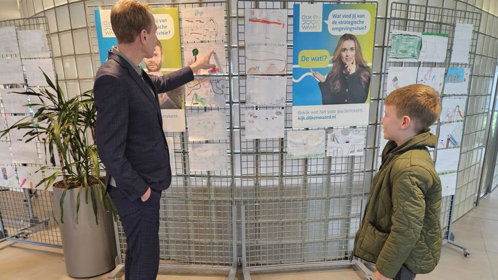 Wethouder Langedijk in gesprek met een van de jonge kunstenaars.