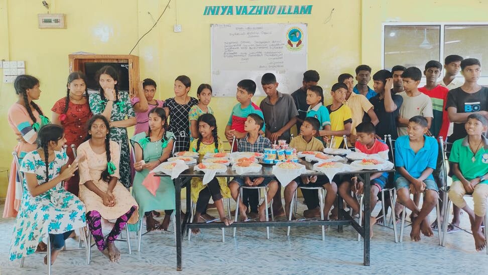 Kinderen in weeshuizen zijn geholpen met leermaterialen en schooltassen. 