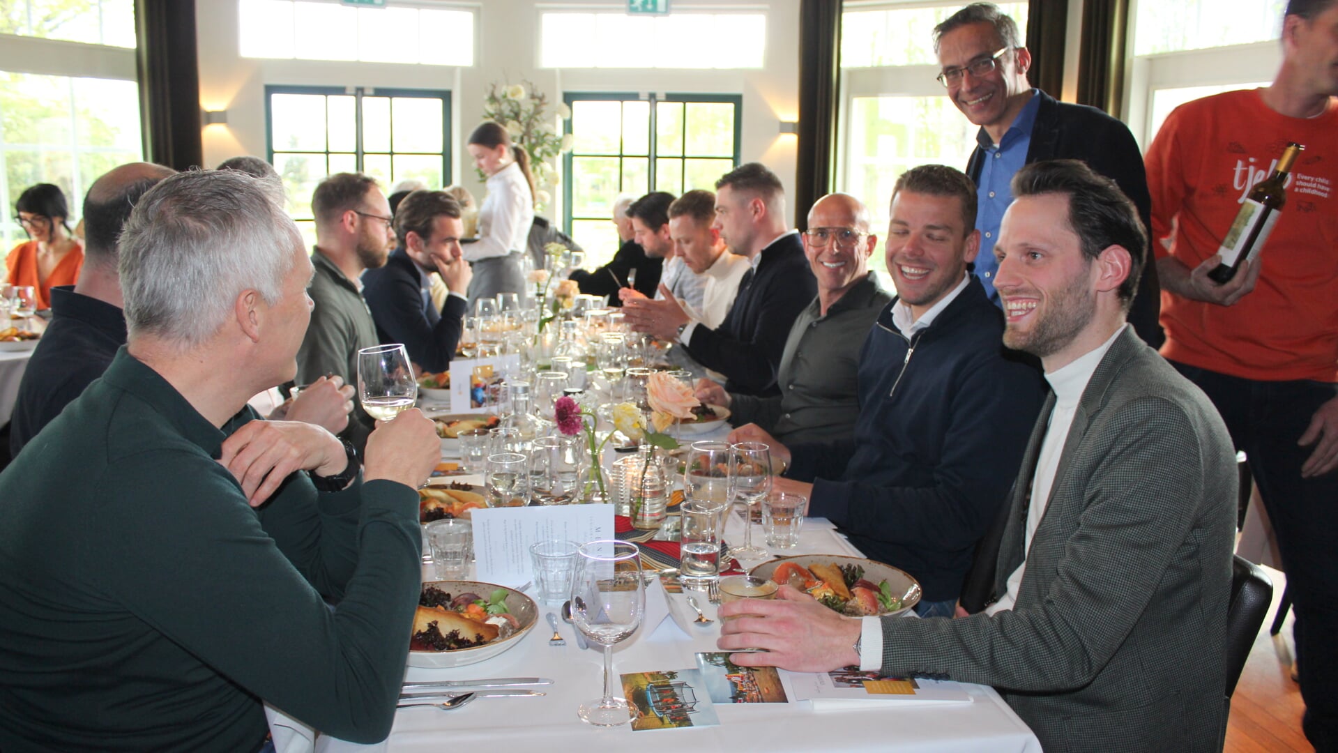 Het fundraising diner voor Stichting Tjeko in Boskoop:  Marc Nuijten (geheel rechts), Ferdi van den Bergh (staand) en René van der Zel (3e van rechts). 