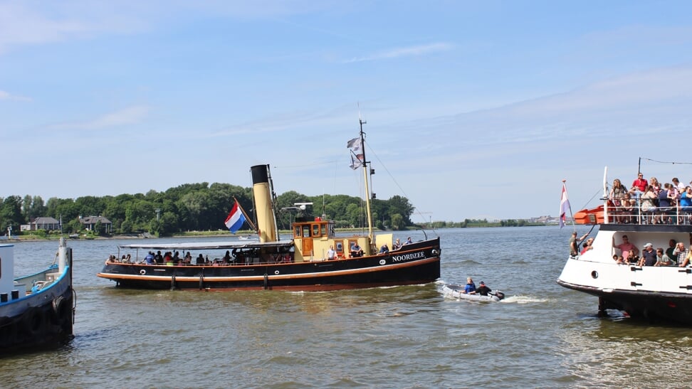 De stoomsleepboot Noordzee met passagiers tijdens de vorige editie van Dordt in Stoom.