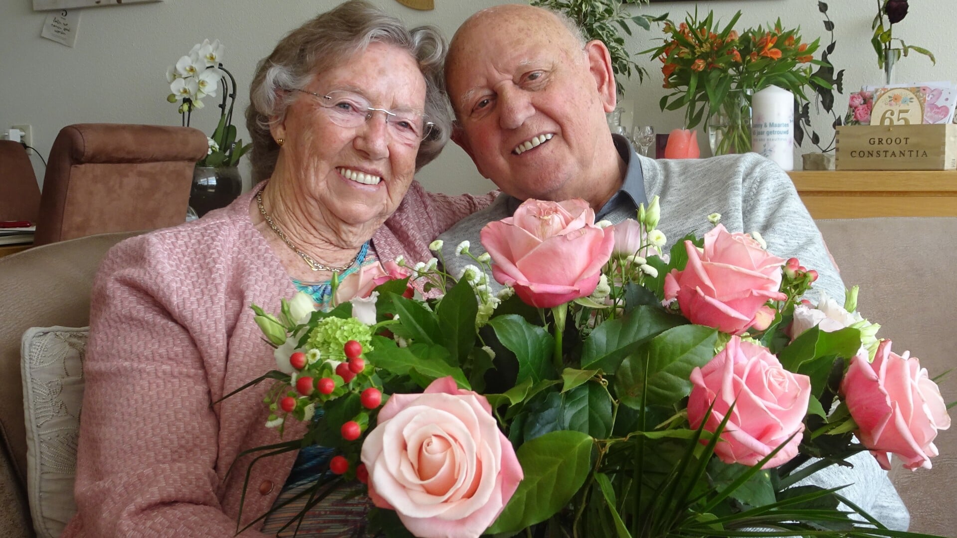 Bij de foto: Janny en Maarten van Asselt kijken beiden dankbaar terug op 65 mooie jaren.