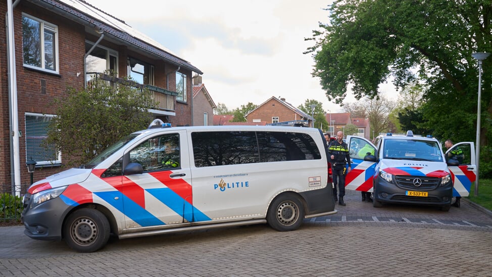 Politie grijpt in bij melding van mesgevecht aan de Trompstraat in Rozenburg