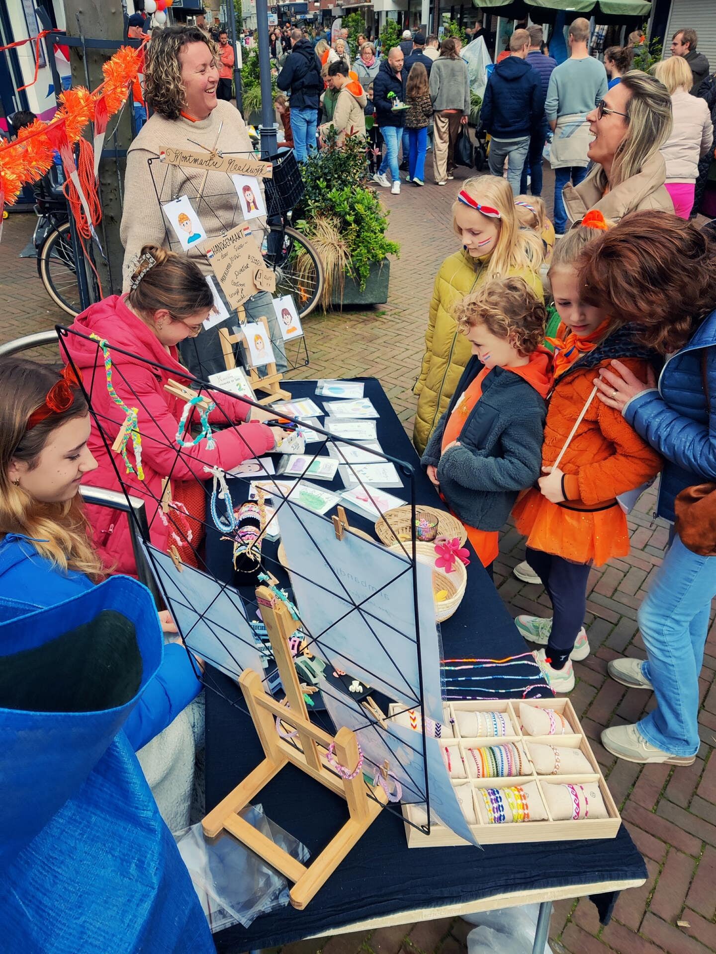 Zussen Suze en Jette verkopen hun creatieve kunsten in Naaldwijk