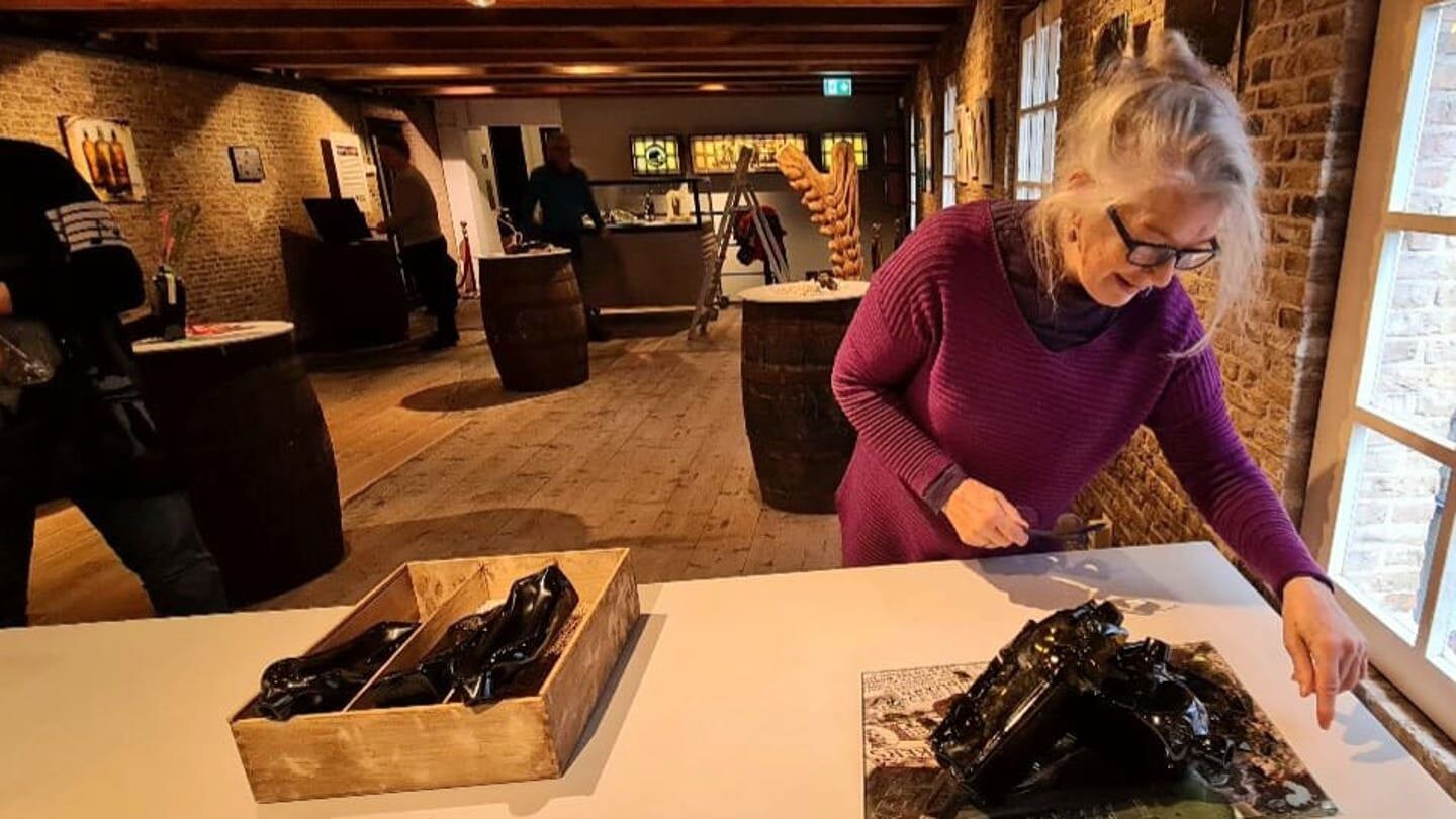 Marita Beukers tijdens de KunstWerkt-expositie ‘Van fles naar KunstWerkt’ die van 26 november 2021 tot en met 16 januari 2022 werd gehouden in het Nationaal Jenevermuseum Schiedam.