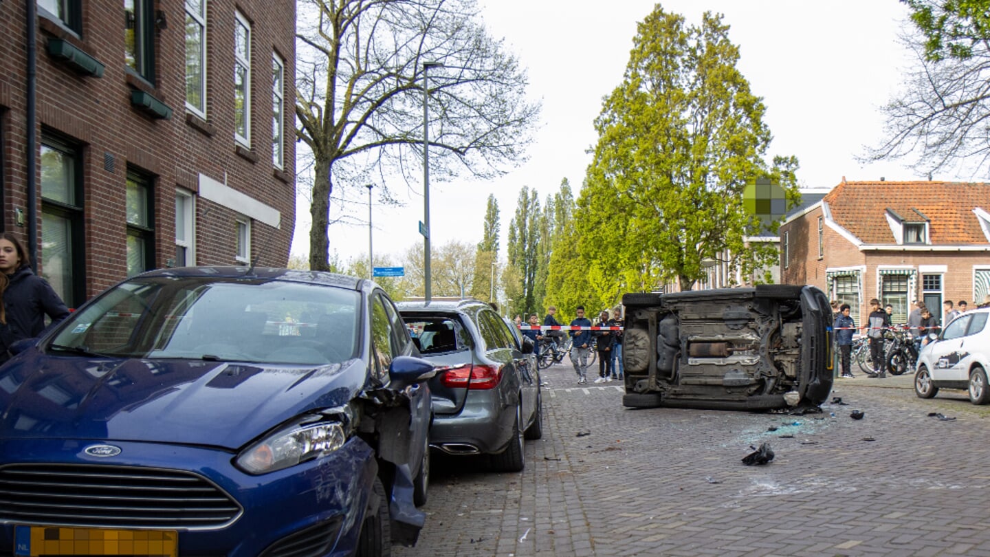 Automobilist raakt twee auto's en beland op zijn kant in Vlaardingen