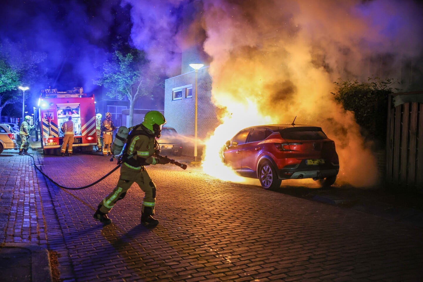 Auto verwoest door brand Eleonorastraat Vlaardingen