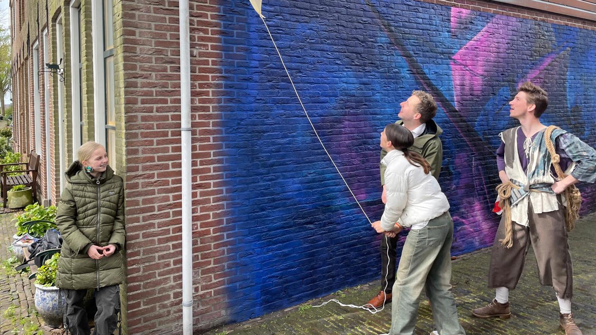 Wethouder Axel Boomgaars onthulde woensdag 17 april de muurschildering.