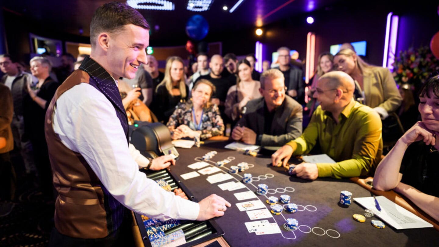 Hidde van Veldhuizen mag zich een jaar lang Croupier van het Jaar noemen. 