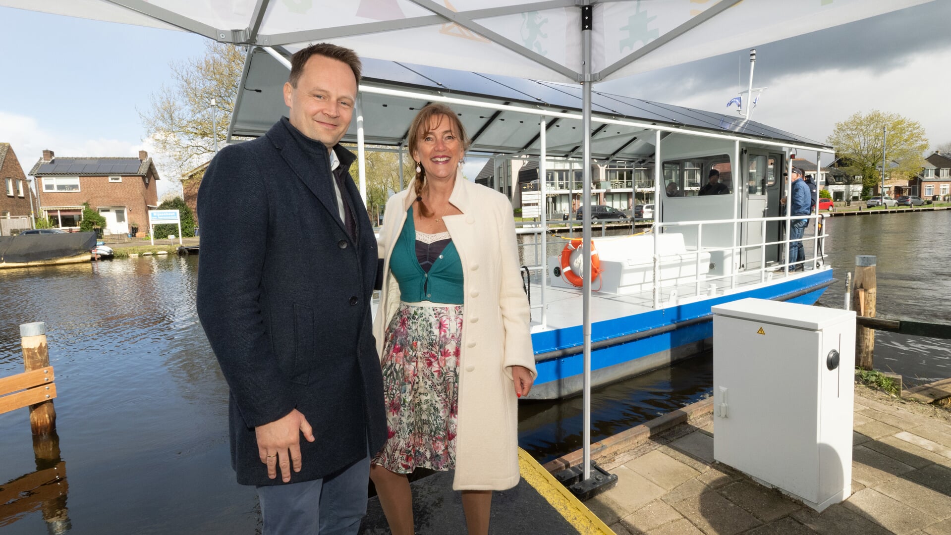 Wethouders Marja Ruigrok van de gemeente Haarlemmermeer en wethouder Bart Kabout van de gemeente Aalsmeer namen woensdag 17 april de nieuwe pont op feestelijke wijze in gebruik.