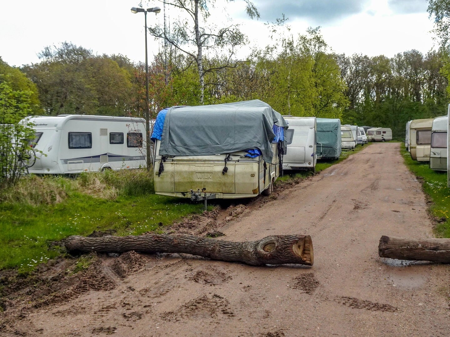 Parkeerterrein bij Geversduin voor deel gevuld met ruim tweehonderd campers en caravans.