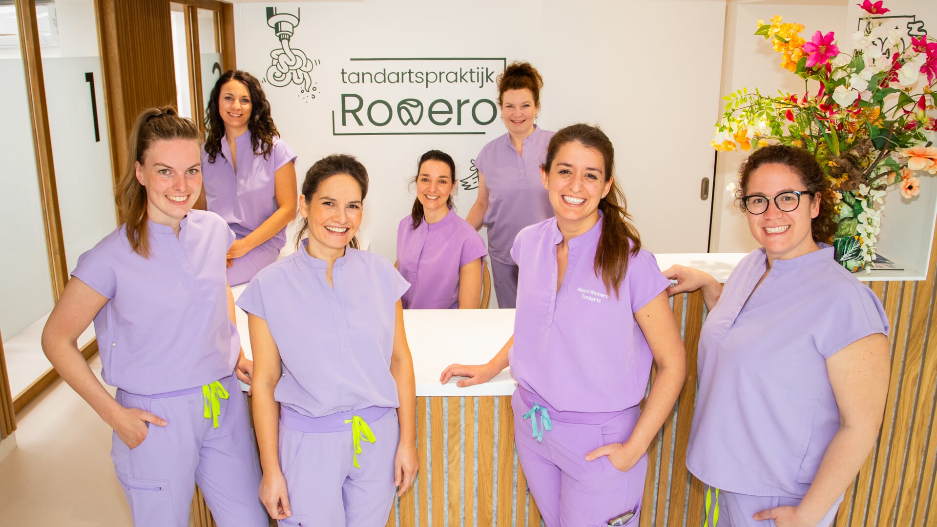 Van orthodontist en implantoloog tot mondhygiënisten; bij Romero vind je alle expertise onder één dak. Tweede van rechts: Noemi Romero Torrijos.