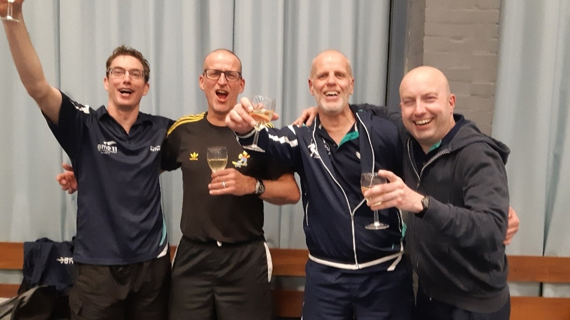 Eric Wijman, Lennart Bloothoofd, Danny Klaver en Peter Krapels van D.O.V. 1 vieren hun kampioenschap.